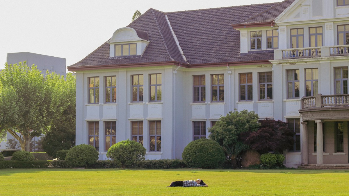 Read more about the article Winterizing Robotic Lawn Mowers: Battery Storage, Dock Maintenance, and Blade Care