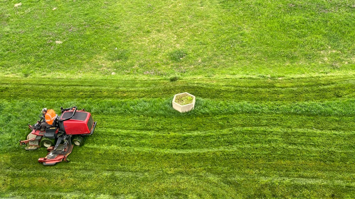 Read more about the article Ultrasonic and Bumper Obstacle Avoidance: Protecting Wildlife and Garden Hoses