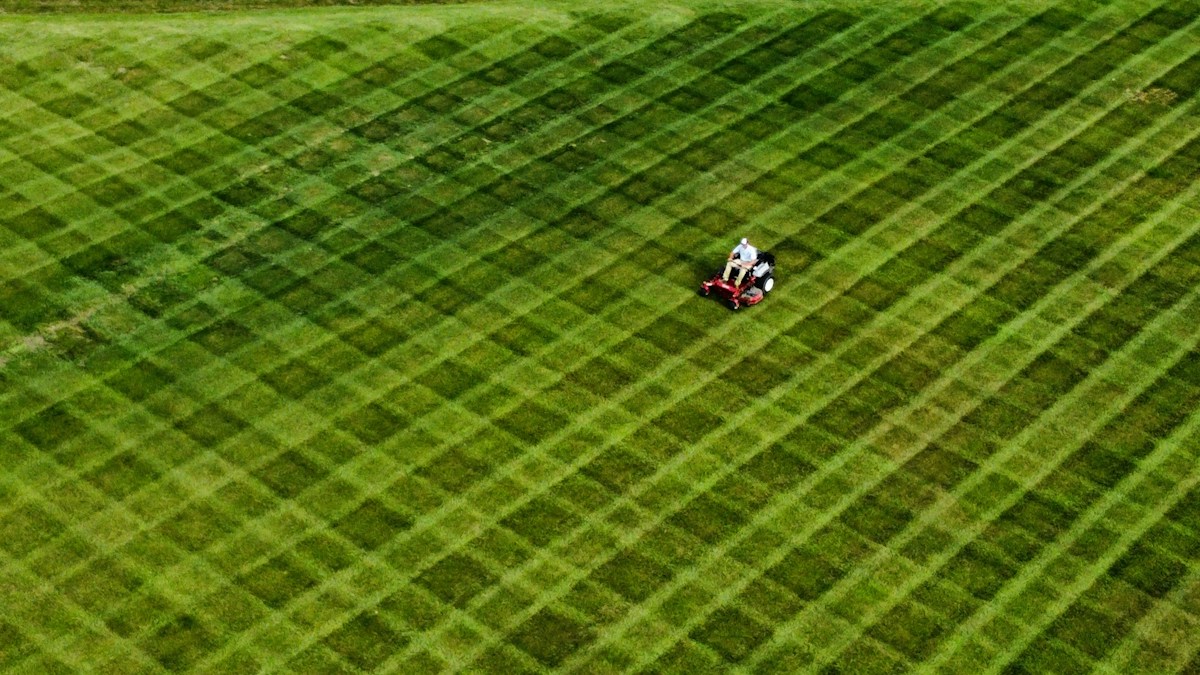 Read more about the article Virtual Boundary Mapping: Setting Millimeter-Accurate Lawn Perimeter Offsets